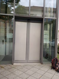 Eingang vor dem Aufzug auf der Gebäuderückseite