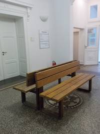 großzügiger Wartebereich im Erdgeschoss mit zwei Sitzbänken