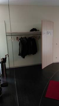 Auf dem Bild sieht man die Garderobe mit Ablage im Eingangsbereich der Praxis.