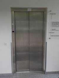 Tür des Aufzugs