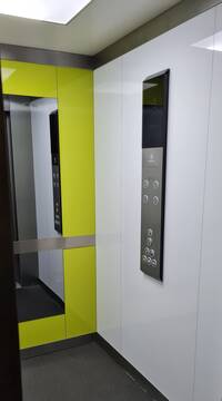 Innenraum des Aufzugs mit Bedienelement auf der rechten Seite