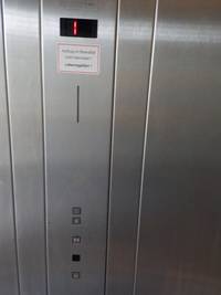 Bedienelement im Aufzug