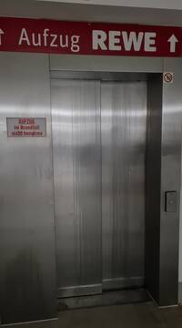 Aufzug (geschlossene Türen)